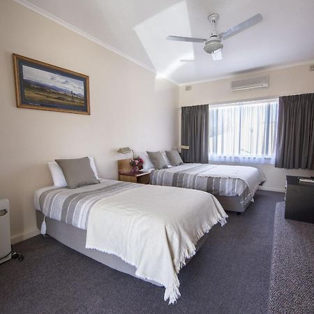 Redhill Cooma Motor Inn Екстер'єр фото