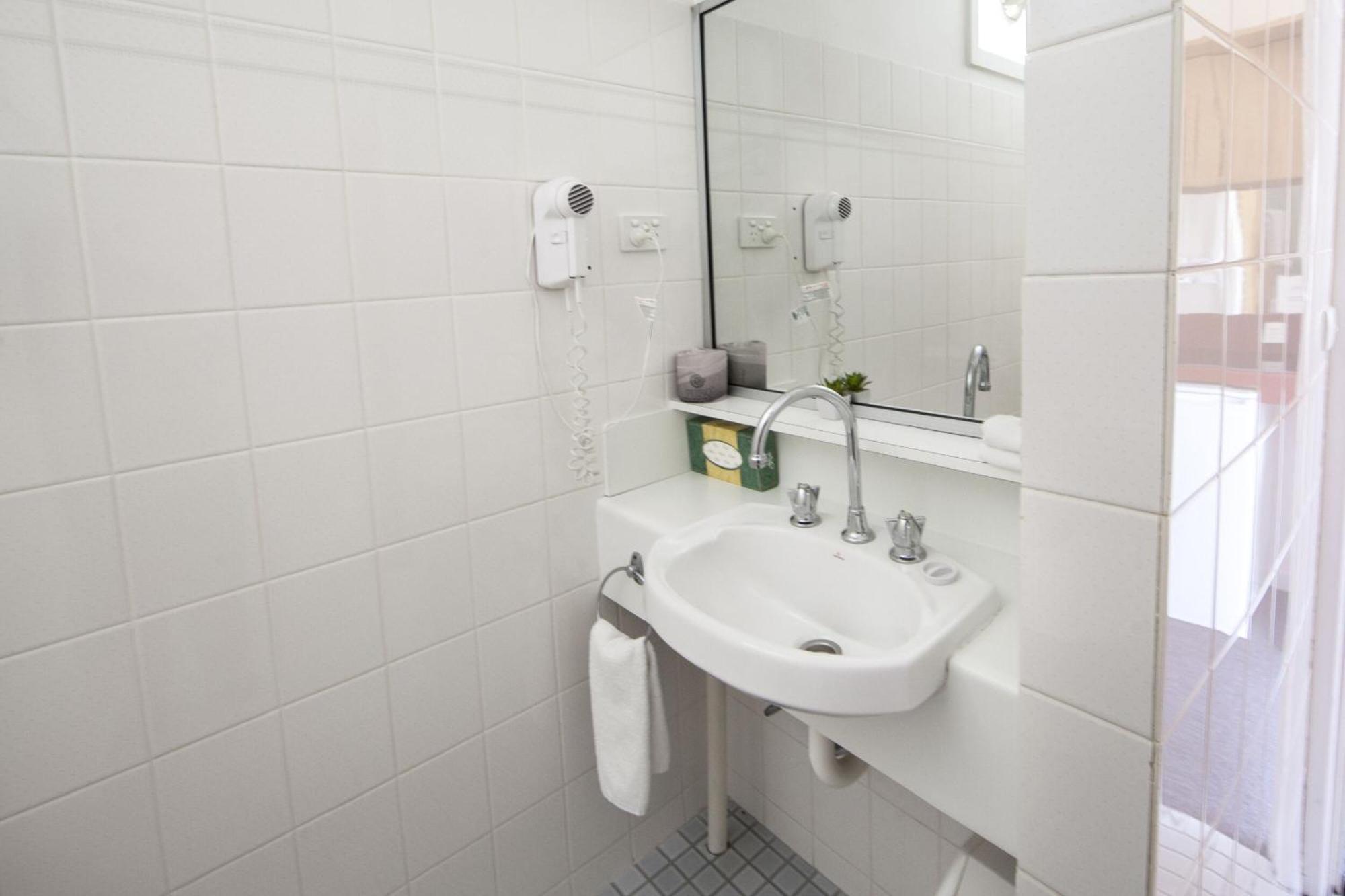 Redhill Cooma Motor Inn Екстер'єр фото