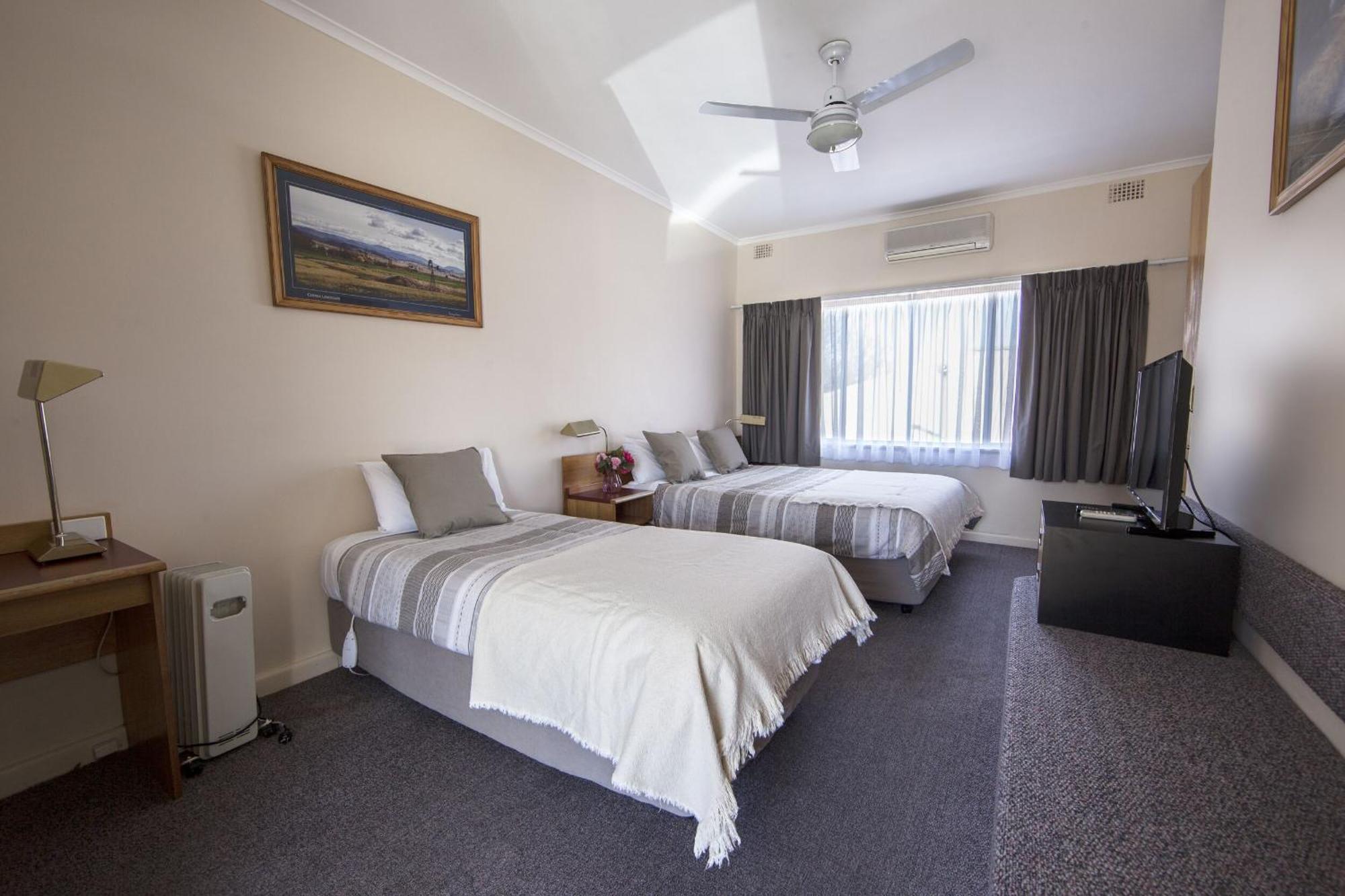 Redhill Cooma Motor Inn Екстер'єр фото