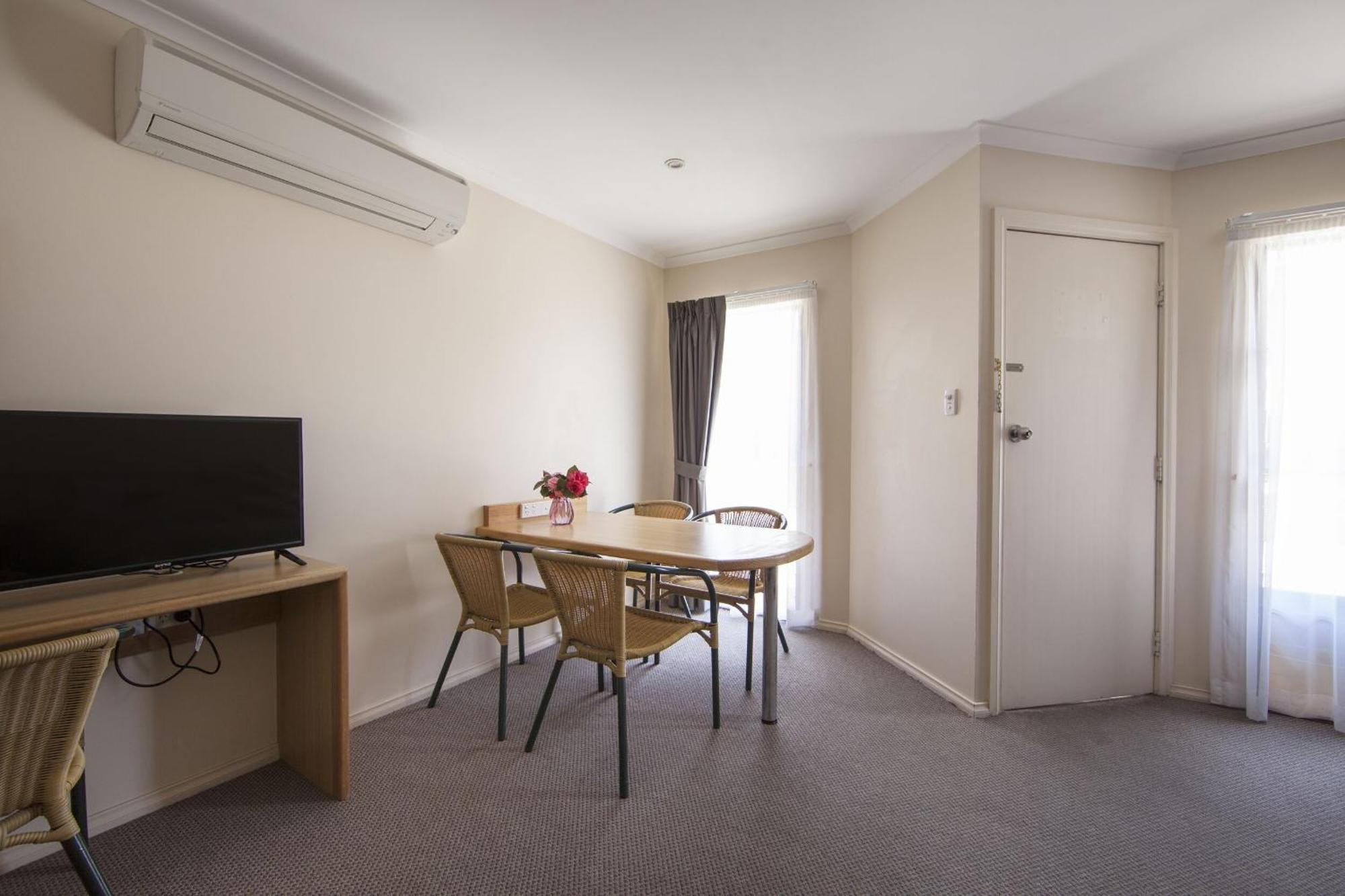 Redhill Cooma Motor Inn Екстер'єр фото