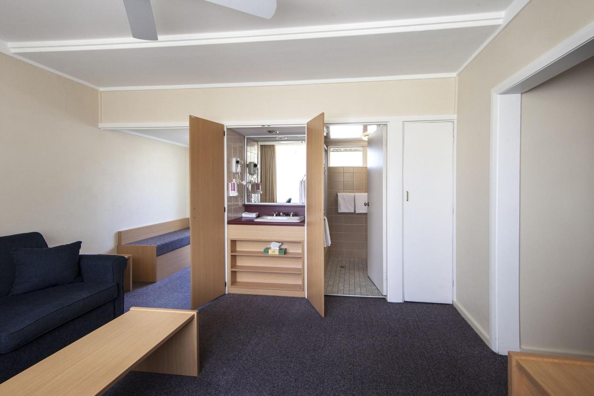 Redhill Cooma Motor Inn Екстер'єр фото