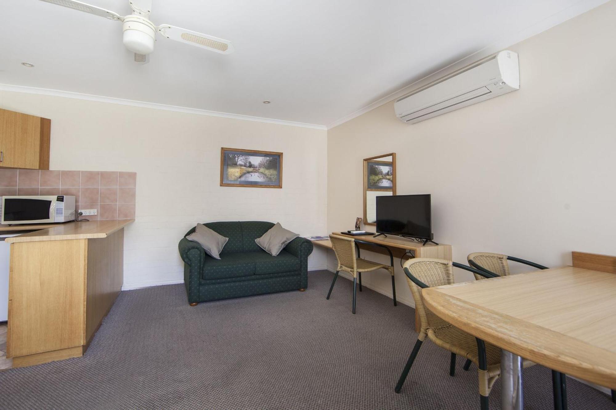 Redhill Cooma Motor Inn Екстер'єр фото