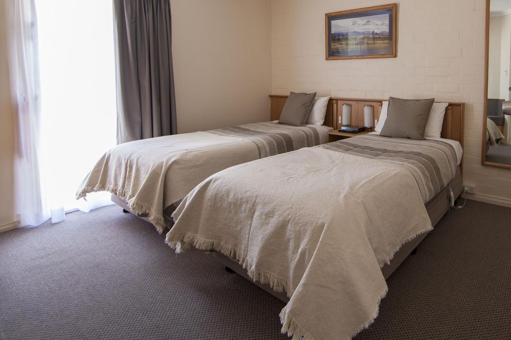 Redhill Cooma Motor Inn Екстер'єр фото