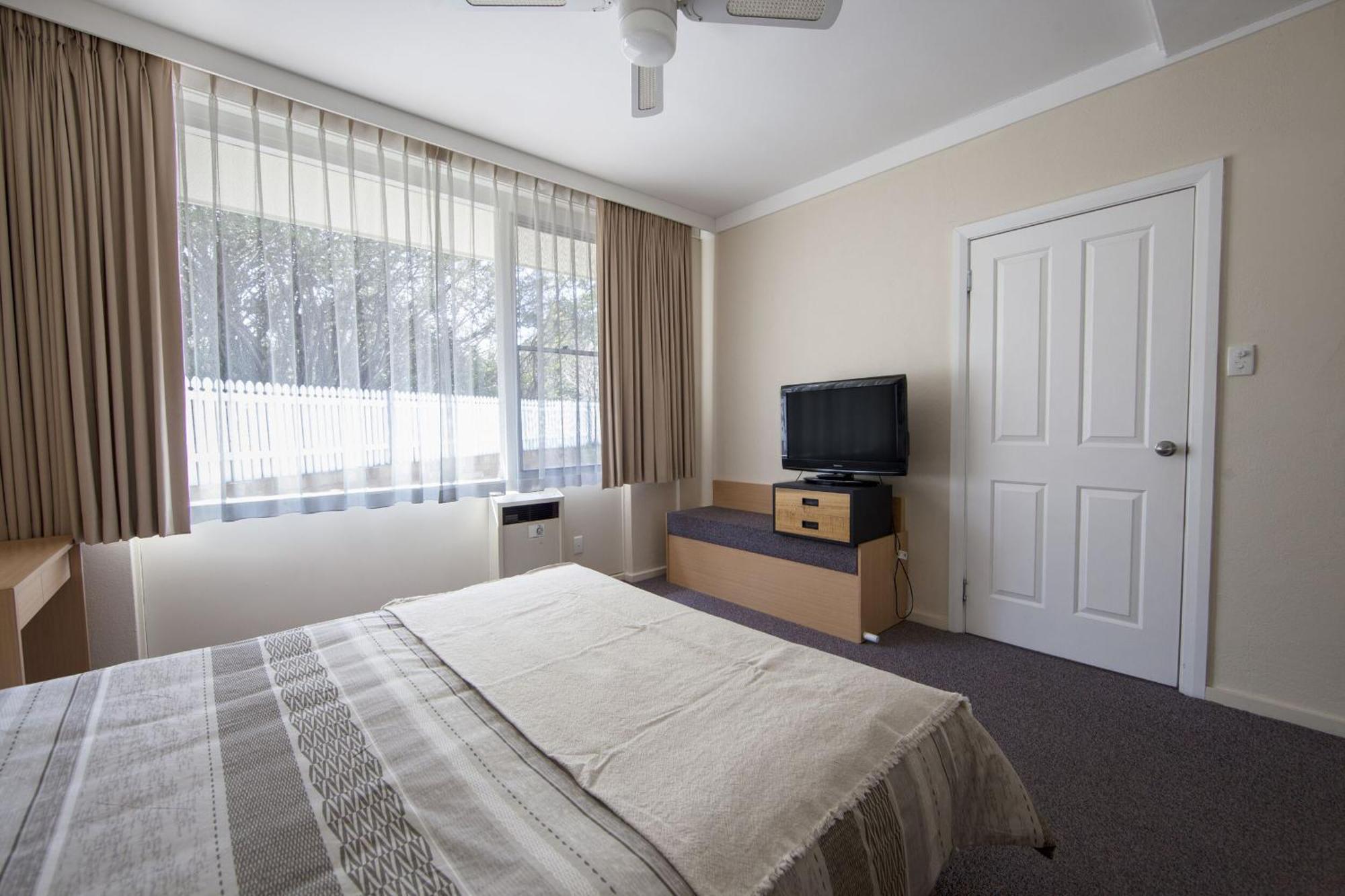 Redhill Cooma Motor Inn Екстер'єр фото
