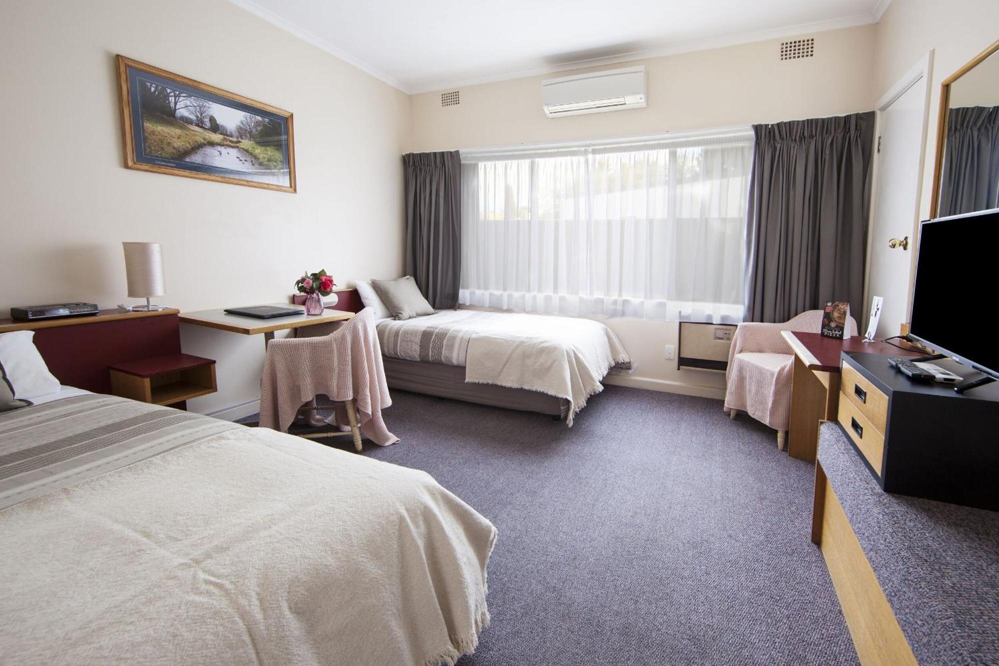 Redhill Cooma Motor Inn Екстер'єр фото