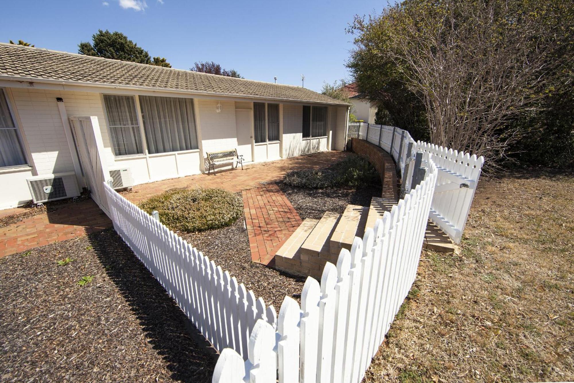 Redhill Cooma Motor Inn Екстер'єр фото