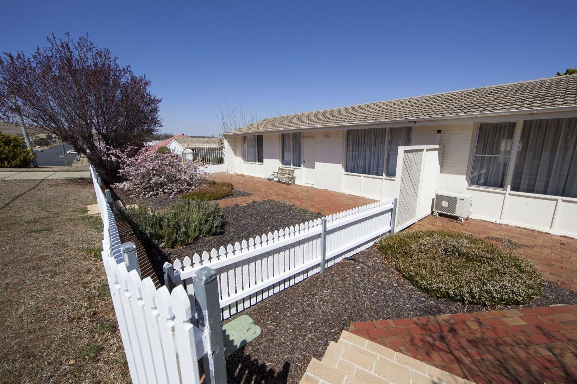 Redhill Cooma Motor Inn Екстер'єр фото