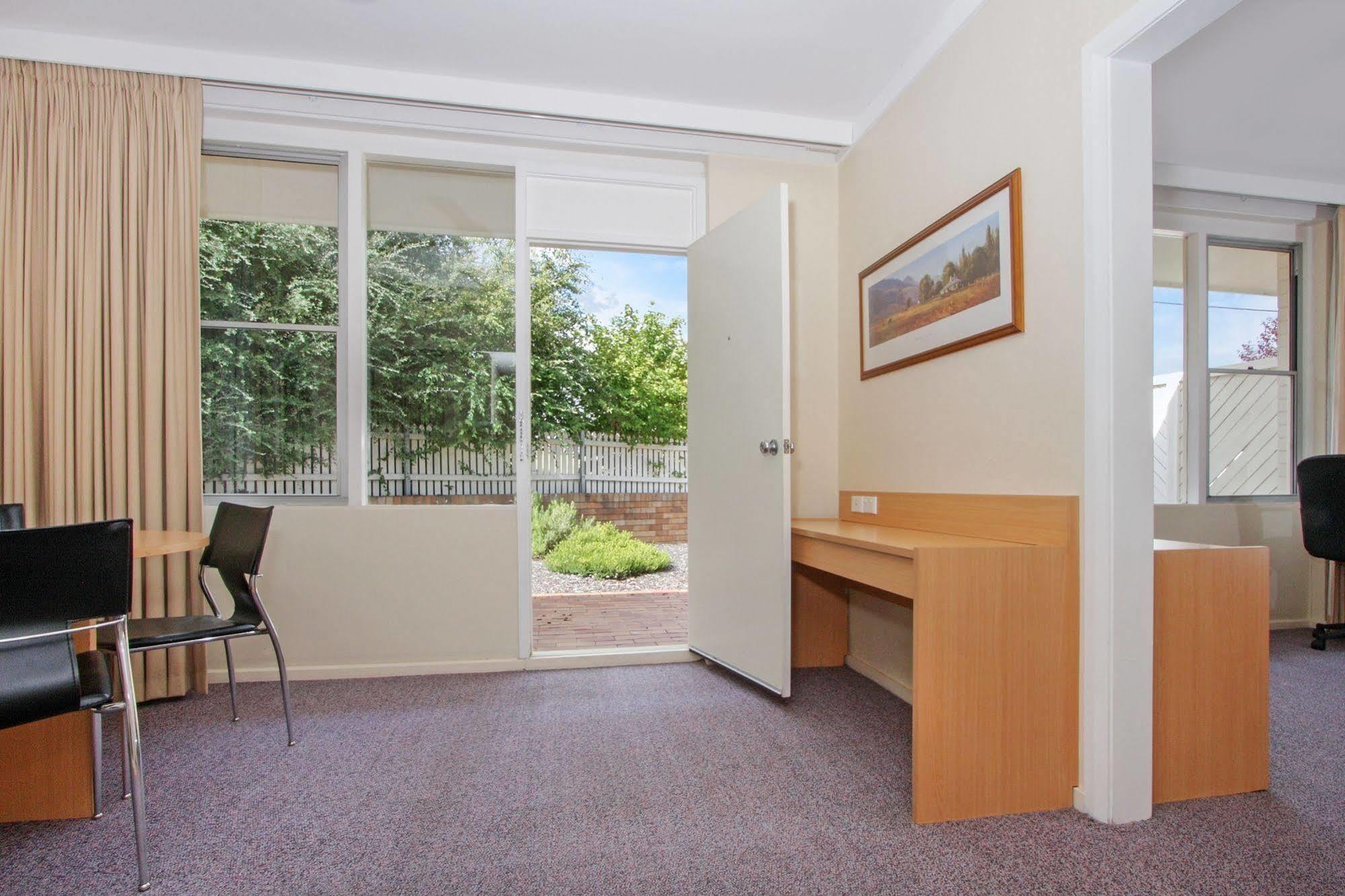 Redhill Cooma Motor Inn Екстер'єр фото