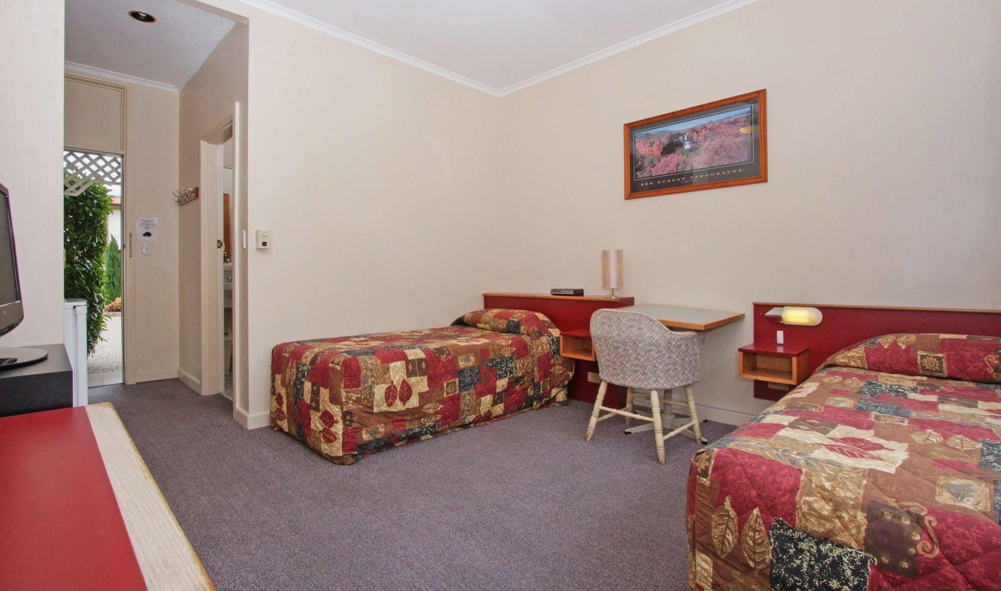Redhill Cooma Motor Inn Екстер'єр фото