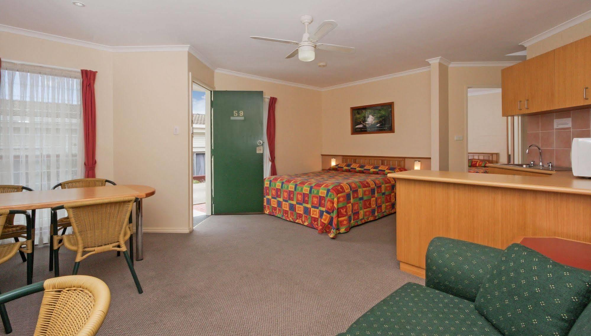Redhill Cooma Motor Inn Екстер'єр фото