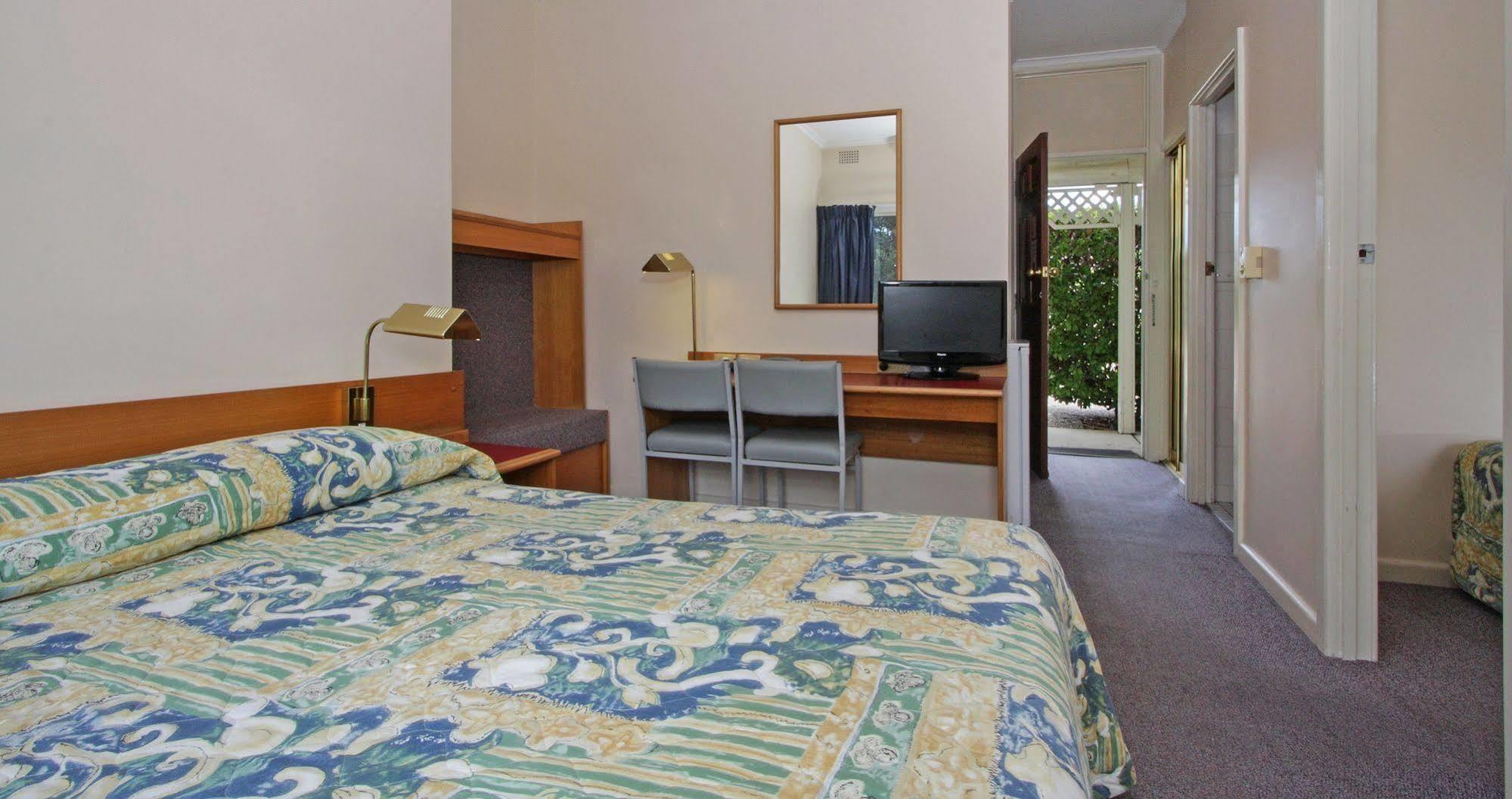 Redhill Cooma Motor Inn Екстер'єр фото