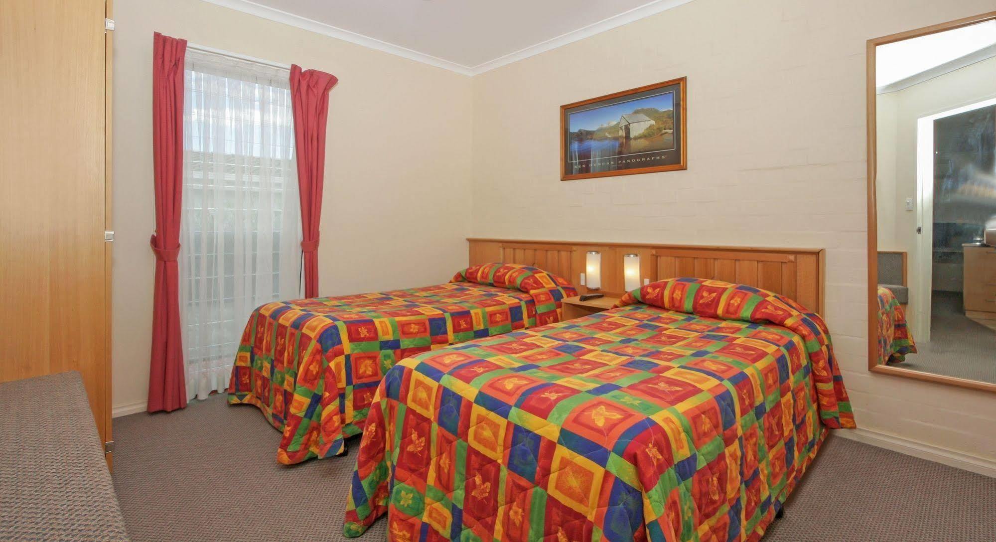 Redhill Cooma Motor Inn Екстер'єр фото