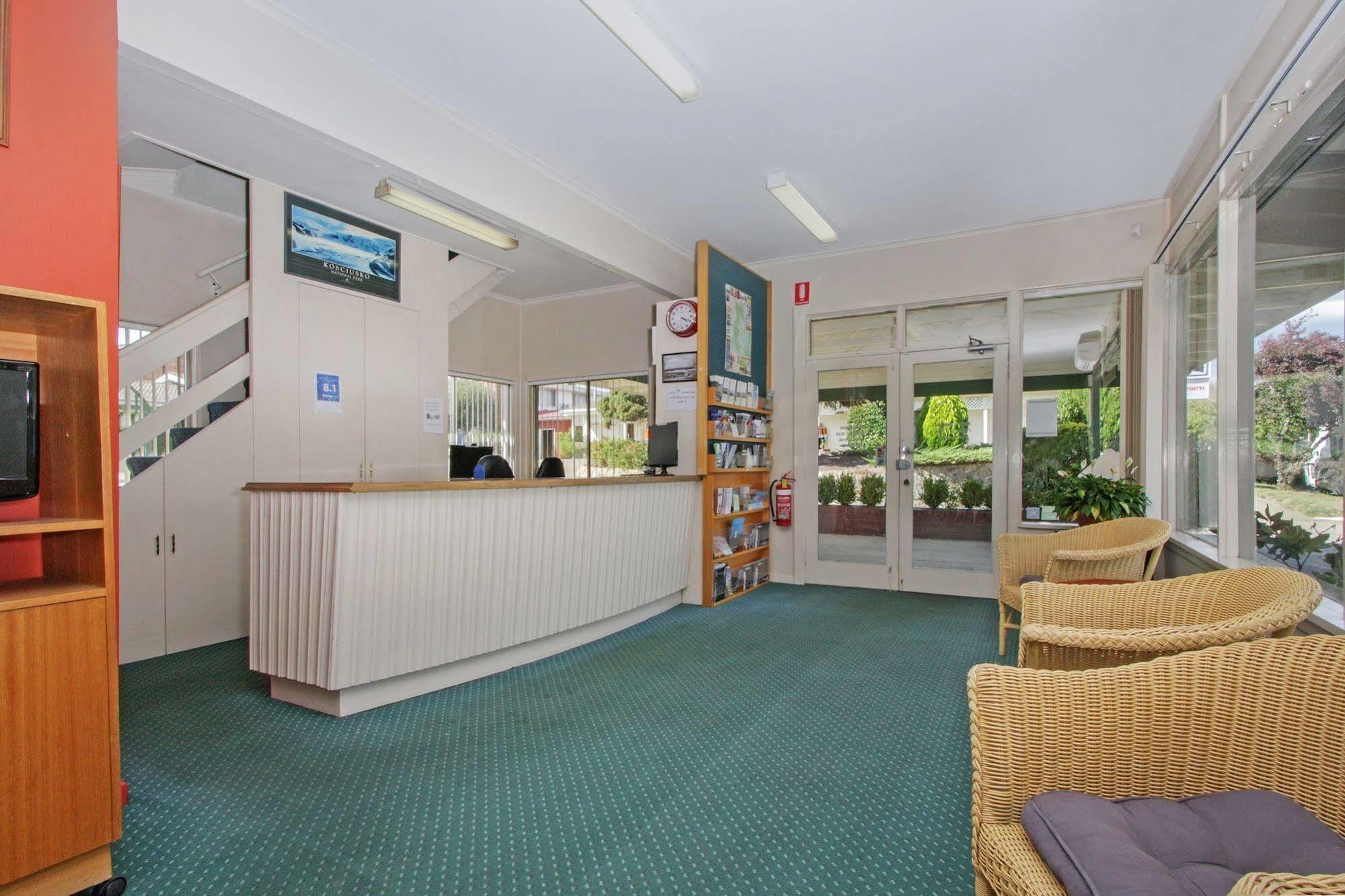 Redhill Cooma Motor Inn Екстер'єр фото